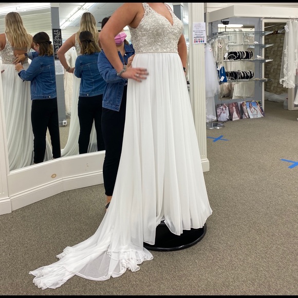 Wedding dress size 18 two hearts bridal - Picture 8 of 9